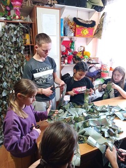 Астраханские воспитанники социального центра продолжают помогать фронту