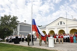 В Астраханском кремле торжественно подняли флаг России