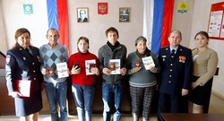 Астраханские полицейские вручили российские паспорта семье из Мариуполя