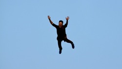 Нетрезвый астраханец выпал из окна и умер