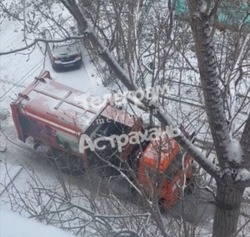 В Астрахани мусоровоз попал в ледяной капкан