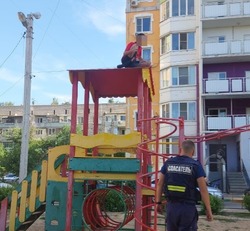 В Астрахани спасатели помогли ребёнку спуститься с крыши