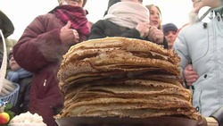 Астраханцев зовут есть блины и водить хороводы