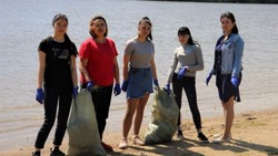 Астраханские подростки очистили берег реки от мусора
