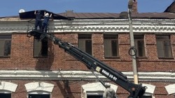 У дома в центре Астрахани оторвалась крыша