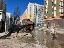 В Астрахани устраняют крупный разлив на улице Куликова