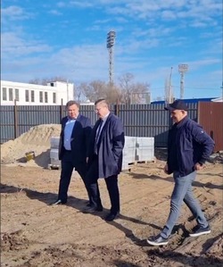 Начался монтаж стелы «Астрахань — город трудовой доблести»