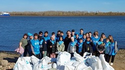 Школьники и экологи очистили берег Волги в Астрахани