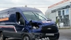 В Астрахани «Форд» столкнулся с «Волгабасом»