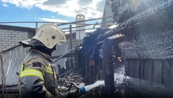 В Трусовском районе Астрахани пожарные спасли от огня жилые дома