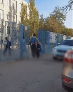 Астраханца накажут за езду по тротуару около детского сада 