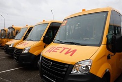 В Астраханскую область поступили шесть новых автомобилей скорой помощи и 38 школьных автобусов