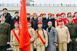 Астраханским юнармейцам передали Знамя Победы в Волгограде
