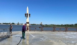 На Петровской набережной в Астрахани навели чистоту