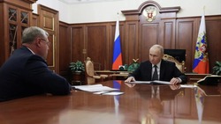 Астраханский губернатор передал Владимиру Путину подарок от морпехов Каспийской флотилии