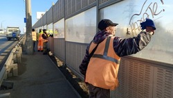 В Астрахани моют шумовые экраны на путепроводе