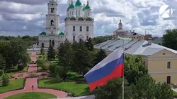 Председатель облдумы поздравил астраханцев с Днём государственного флага РФ