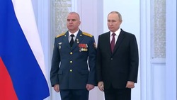 Владимир Путин вручил астраханцу медаль «Золотая Звезда»