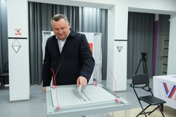 Депутаты Думы Астраханской области голосуют на выборах президента