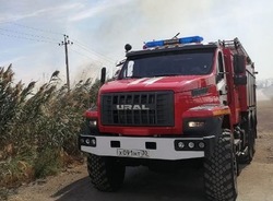 В Ленинском районе горит камыш 