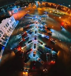 Астраханские автомобилисты собрали новогоднюю ёлку из 54 машин