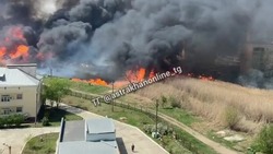 В Астрахани ликвидируют крупный пожар в микрорайоне Казачий