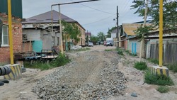 В Астрахани проводят подсыпку грунтовых дорог