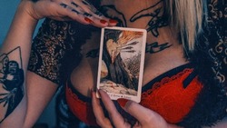 Женщина пыталась похитить 3,5 млн рублей с помощью карт «Таро» и магии