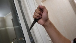 Астраханец угрожал ножом сотруднице полиции