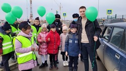 В Астраханской области юные инспекторы движения поздравили водителей с Днём защитника Отечества