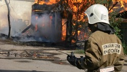 В Астрахани короткое замыкание привело к возгоранию хозпостройки