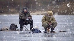 Лёд в Астраханской области до сих пор опасно тонок