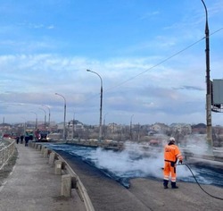 В Астрахани на Новом мосту заменят 850 кв. м дорожного полотна