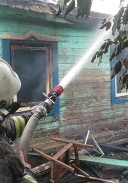 В Астраханской области сгорел дом: есть пострадавшие