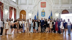 Астраханский губернатор вручил медали лучшим школьникам