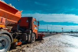 Снег на трассах в Астраханской области убирают круглосуточно