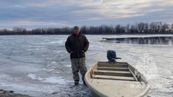 Астраханец спас троих тонущих пенсионеров из ледяной воды