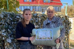 В астраханском соццентре для бойцов СВО сплели огромную масксеть