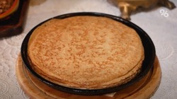 Кулинар раскрыл секрет «тающих» блинов с мороженым