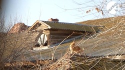 В аварийном доме в Астрахани обрушился потолок