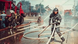 В Астрахани ликвидируют пожар в пятиэтажке на Савушкина