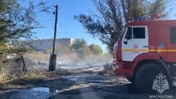 Астраханские пожарные борются с огнём в Ленинском районе 