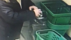 Астраханец в магазине вытащил чужой кошелёк из корзины для покупок