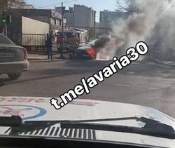 В Астрахани возле торгового центра загорелся автомобиль