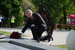 Глава Астраханской области почтил память воинов Великой Отечественной войны