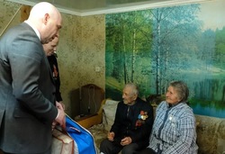 Глава минтранса Астраханской области поздравил ветерана войны с 9 Мая