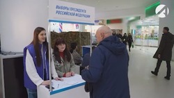 Астраханцы оставляют подписи в поддержку Владимира Путина