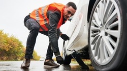 У астраханца украли гидравлический домкрат