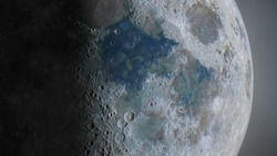 Астраханка запечатлела цветное изображение Луны