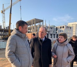Астраханские депутаты проинспектировали строительство школы и ремонт автодороги